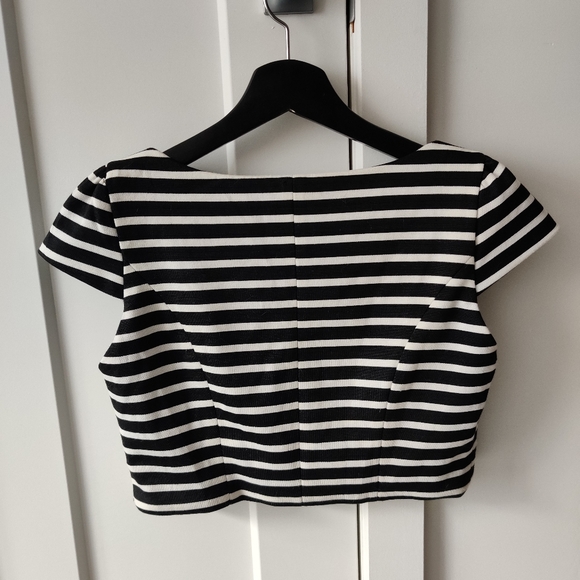 *SOLD* Graphic crop top - Picture 2 of 3